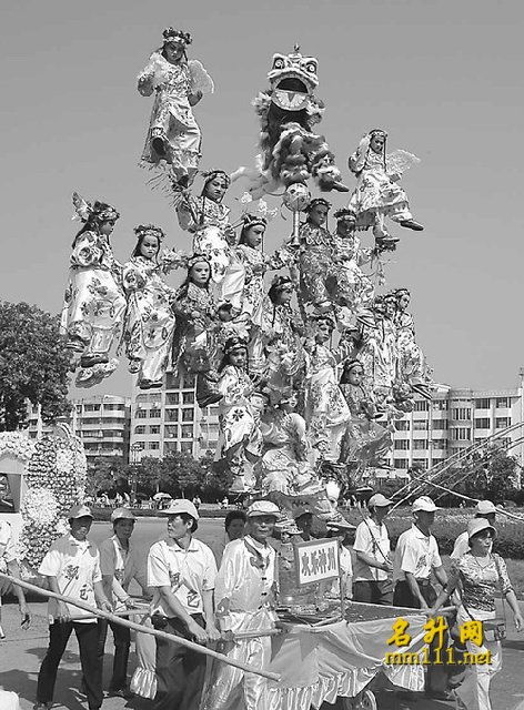 文藝碩果累累展風采，文化交融熠熠續(xù)華章